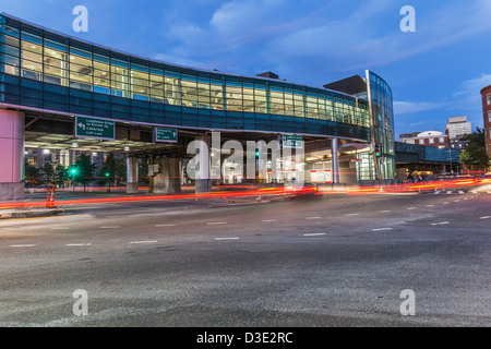 Fari di automobili in movimento al crepuscolo e di fronte alla stazione della metropolitana di Cambridge Street, Charles MGH Stazione, Boston, Massachusetts, STATI UNITI D'AMERICA Foto Stock