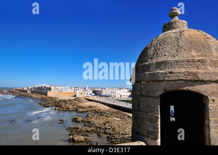 Dalla cittadella genovese che si affaccia sulla baia verso il Bastioni del 16 ° secolo portoghese fortezza di Essaouira, Marocco Foto Stock