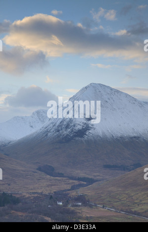 Snow capped Aonach Dubh un' Ghlinne, Glencoe, Highlands scozzesi Foto Stock