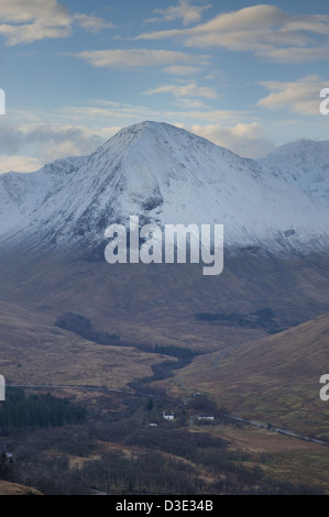 Snow capped Aonach Dubh un' Ghlinne, Glencoe, Highlands scozzesi Foto Stock