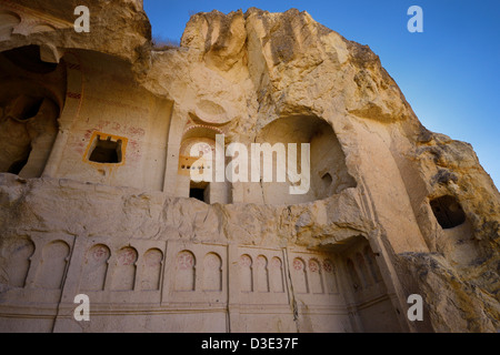 Crollato esterno della chiesa oscura grotta presso la Valle di Goreme open air museum cappadocia turchia Foto Stock