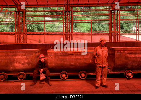 XIMING miniera di carbone, TAIYUAN, Cina - Agosto 2007: i minatori attendere per le strette guage i treni elettrici che li porteranno la metropolitana Foto Stock