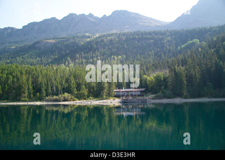 Il Peace Pavilion Boat Dock presso il Glacier National Park si trova sul lago Waterton, a cavallo del confine internazionale tra Stati Uniti e Canada. Offre accesso a tour panoramici in barca in un sito patrimonio dell'umanità dell'UNESCO. Foto Stock