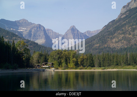 Una foto della Goat Haunt Ranger Station situata nel Glacier National Park, parte del Waterton-Glacier International Peace Park, che mostra la bellezza panoramica del lago Waterton e delle montagne circostanti sia negli Stati Uniti che in Canada. Foto Stock