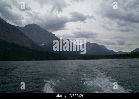 Goat Haunt, situato nel Glacier National Park, offre vedute panoramiche del lago Waterton e delle circostanti Montagne Rocciose. Quest'area, parte del Waterton-Glacier International Peace Park, offre gite in barca e servizi di ranger station. Foto Stock