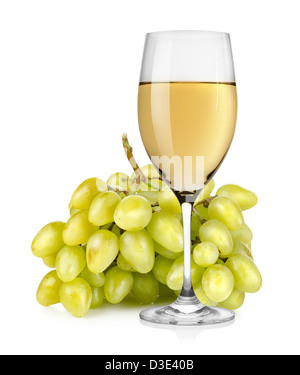Wineglass e un grappolo di uva verde isolato su sfondo bianco Foto Stock