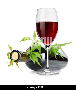 Wineglass e bottiglia di vino con vite isolati su sfondo bianco Foto Stock