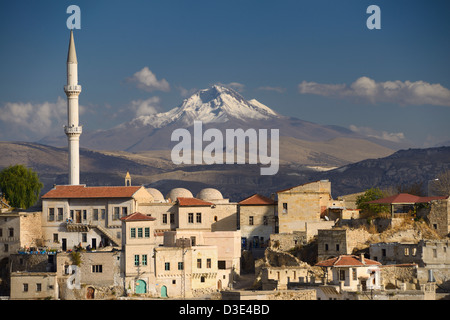 Case e moschea di ortasihar con vista sul Monte Erciyes vulcano dormiente cappadocia turchia Foto Stock