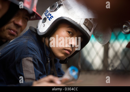 PU LIAN TA miniera di carbone, ORDOS, Mongolia interna, Cina - Agosto 2007: un minatore in un casco di polizia si unisce agli altri minatori su un trasporto di circa di andare sottoterra Foto Stock