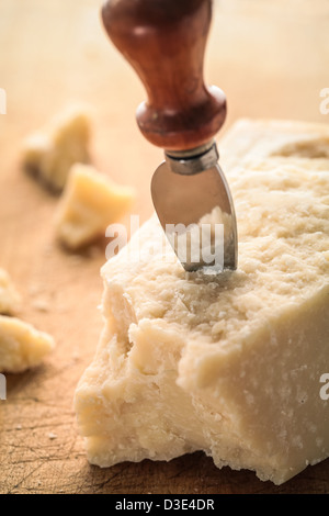 Formaggio parmigiano-reggiano con coltello sulla tavola di legno Foto Stock