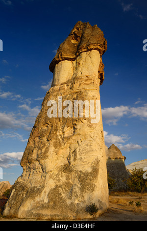 Fata fallico camino acceso con luce dorata al tramonto in Pasabag monaci Valley Cappadocia Turchia Foto Stock