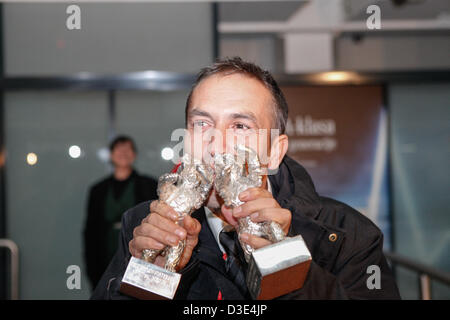 Attore bosniaco Nazif Mujic vincitore di Orso d argento per il miglior attore per il film "Epizoda u zivotu beraca zeljeza' (un episodio nella vita di un ferro da stiro Picker) presso l'aeroporto di Sarajevo. Sarajevo, Bosnia ed Erzegovina Foto Stock