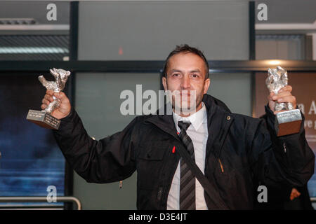 Attore bosniaco Nazif Mujic vincitore di Orso d argento per il miglior attore per il film "Epizoda u zivotu beraca zeljeza' (un episodio nella vita di un ferro da stiro Picker) presso l'aeroporto di Sarajevo. Sarajevo, Bosnia ed Erzegovina Foto Stock