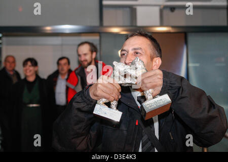 Attore bosniaco Nazif Mujic vincitore di Orso d argento per il miglior attore per il film "Epizoda u zivotu beraca zeljeza' (un episodio nella vita di un ferro da stiro Picker) presso l'aeroporto di Sarajevo. Sarajevo, Bosnia ed Erzegovina Foto Stock