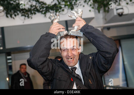 Attore bosniaco Nazif Mujic vincitore di Orso d argento per il miglior attore per il film "Epizoda u zivotu beraca zeljeza' (un episodio nella vita di un ferro da stiro Picker) presso l'aeroporto di Sarajevo. Sarajevo, Bosnia ed Erzegovina Foto Stock