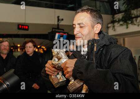 Attore bosniaco Nazif Mujic vincitore di Orso d argento per il miglior attore per il film "Epizoda u zivotu beraca zeljeza' (un episodio nella vita di un ferro da stiro Picker) presso l'aeroporto di Sarajevo. Sarajevo, Bosnia ed Erzegovina Foto Stock