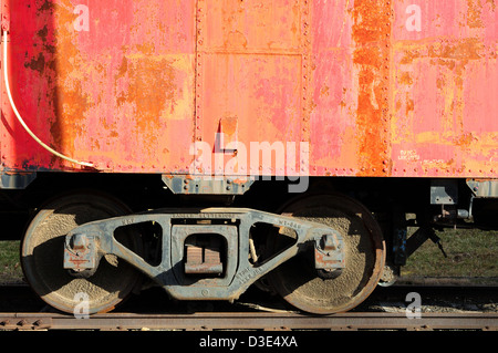 Lato di un antico railroad carro merci in attesa di restauro Foto Stock