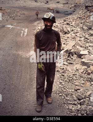 WU HAI, Mongolia interna, Cina - Agosto 2007: un minatore passeggiate fuori di un illecito di miniera a cielo aperto di carbone Wuda campo alla fine del suo turno. Foto Stock