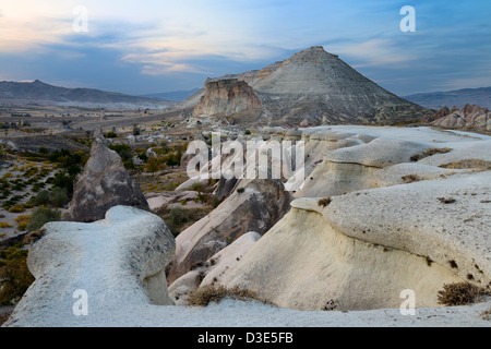 Erosi tufo vulcanico a monaci Pasabag Valle Vigna generali dopo il tramonto vicino a Goreme Cappadocia Turchia Foto Stock