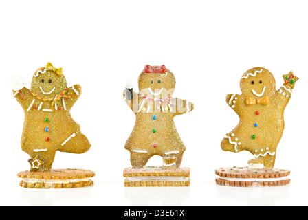 Tre glittery holiday gingerbread cookies isolati su sfondo bianco. Foto Stock