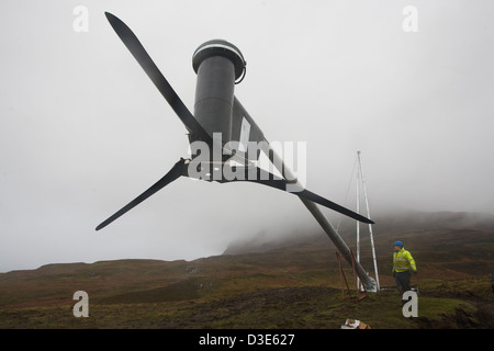 Isola di Eigg, Scozia - 30 ottobre 2007: il primo completato turbina eolica è pronto per essere winched come le condizioni meteorologiche si chiude. Foto Stock