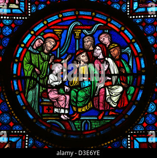 Vetrata raffigurante Il ritrovamento nel tempio, chiamato anche "Cristo tra i Dottori, un episodio in Gesù l'infanzia. Foto Stock
