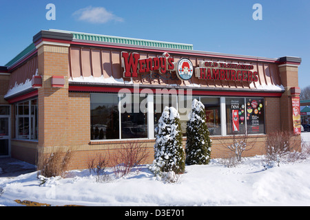 Wendy's Ristorante in inverno, Ontario, Canada. Foto Stock