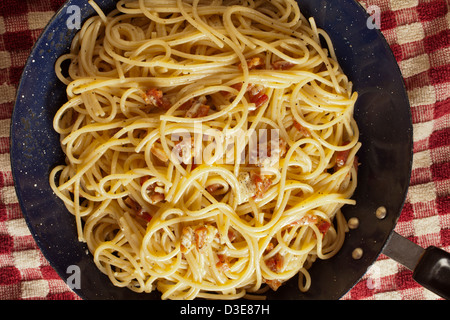 Spaghetti alla carbonara; Spaghetti con uova e pancetta, un Italiano preferito Foto Stock