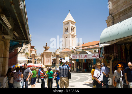 Muristan piazza con la torre della chiesa luterana del Redentore nel quartiere cristiano nella città vecchia di Gerusalemme Foto Stock