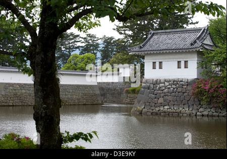 Riempiti di acqua fossato con torre di guardia e fortezza di pietra pareti a Odawara Castle, ex roccaforte del clan Doi nel periodo Kamakura Foto Stock