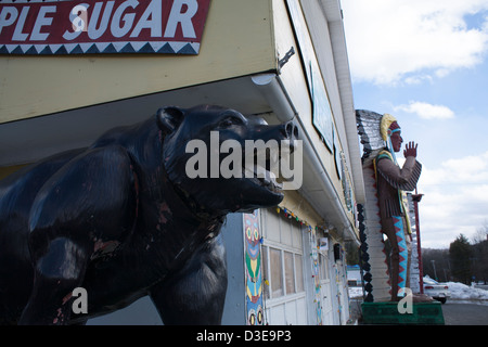 Un negozio di souvenir con Native American merci e una gigantesca scultura in Nuova Inghilterra è chiuso per la stagione invernale. Foto Stock