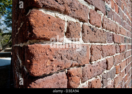 Brunswick Town, North Carolina. Primo piano del muro di mattoni nella chiesa anglicana di San Filippo. Foto Stock