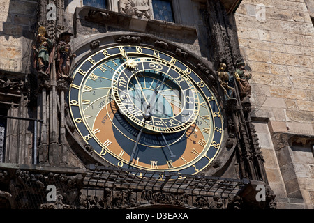Praga - storico Orologio Astronomico (Orloj) sul vecchio Municipio Foto Stock