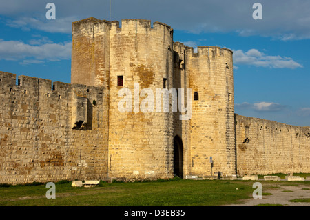 Esterno dell'imponente cinta muraria con un town gate, Aigues-Mortes, Regione Languedoc-Roussillon, Francia Foto Stock