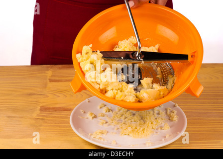 Rotante mulino alimentare durante la preparazione di purè di patate Foto Stock