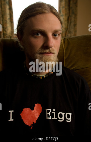 Isola di Eigg, Scozia - 1 Novembre 2007: Ben Cormack, 25, indossa una maglietta che ha progettato e che viene venduto in l'isola di craft shop. Foto Stock