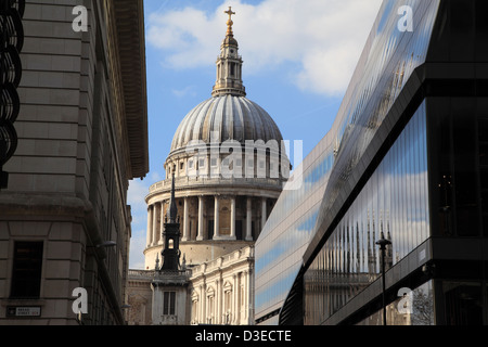 La Cattedrale di St Paul e visto attraverso edifici per uffici e un nuovo cambiamento shopping centre, City of London, England, Regno Unito, GB Foto Stock