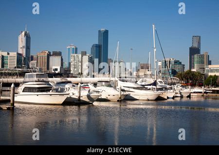 Lussuosi yacht e barche a motore ormeggiato al Marina Victoria Harbour Docklands Melbourne Victoria Australia Foto Stock