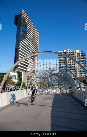 Ciclista sulla pedonale iconica Webb ponte sopra il fiume Yarra Melbourne Victoria Australia Foto Stock