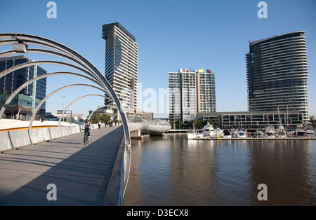 Iconici di attrazione di Melbourne il pedone Webb ponte sopra il fiume Yarra Melbourne Victoria Australia Foto Stock