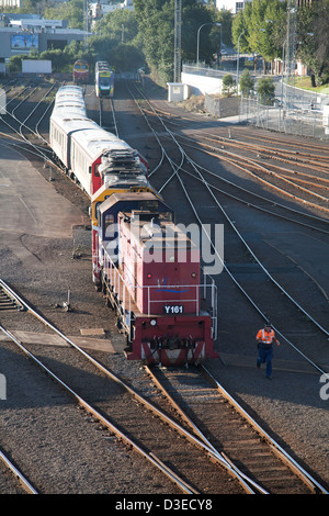 Operaio ferroviario principalmente cambiando i punti in cantiere di smistamento la Stazione di Southern Cross e Melbourne Victoria Australia Foto Stock