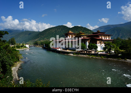 Punakha Dzong,una splendida fortezza tra due fiumi principali,incredibile posizione dell'ex capitale,+bridge,Bhutan,36MPX,Hi-res Foto Stock