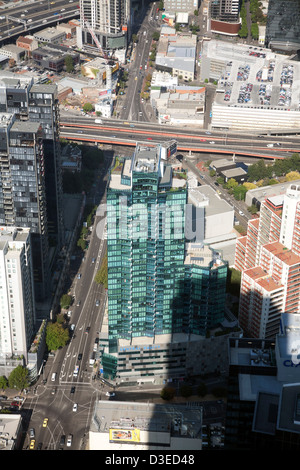 Elevata vista aerea della città interna edificio residenziale di appartamenti South Melbourne Victoria Australia Foto Stock