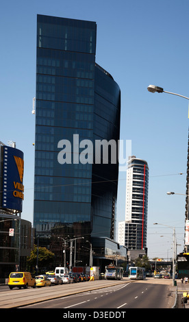 Città di MELBOURNE il tram che passa Crown Metropol su Clarendon Street South Melbourne Victoria Australia Foto Stock