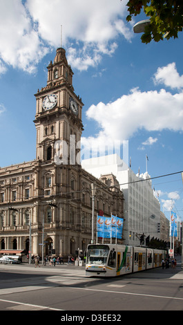 Melbourne Yarra Tram in Bourke Street accanto al Melbourne Post Office Building Melbourne Victoria Australia Foto Stock