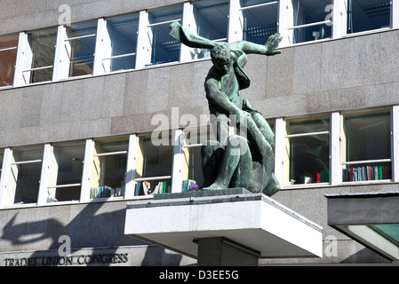 " Lo Spirito di del sindacalismo" scultura da Bernard prati di fronte sindacale sede del Congresso, London, England, Regno Unito Foto Stock