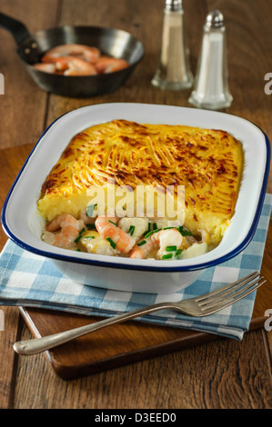 Torta di pesce e di frutti di mare piatto di patate Foto Stock