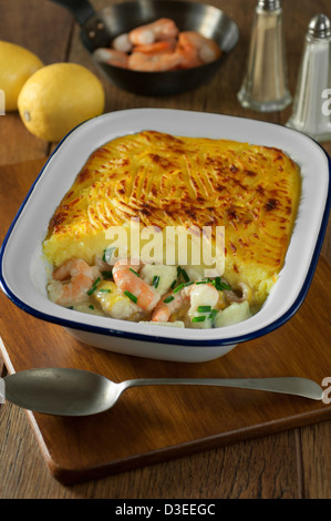 Torta di pesce e di frutti di mare piatto di patate Foto Stock