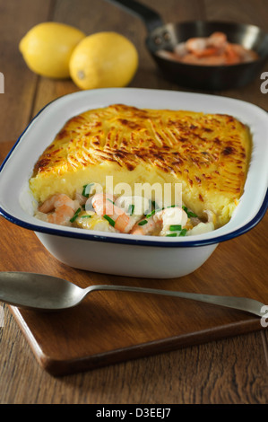 Torta di pesce e di frutti di mare piatto di patate Foto Stock