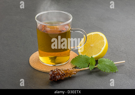 Fumante tazza di tè su una piastra di ardesia Foto Stock